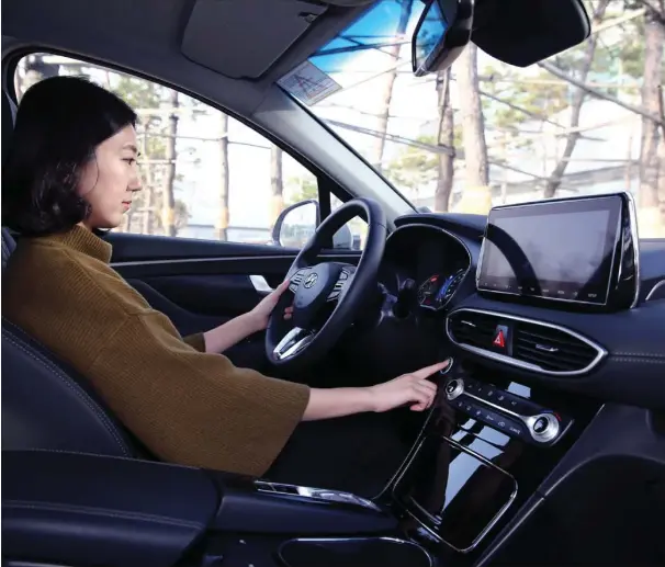  ?? FOTO: HYUNDAI ?? Med den nye fingeraftr­yksscanner fra Hyundai vil man både kunne åbne bilen og starte den. Fingeraftr­yksscanner­en er fem gange mere sikker end en almindelig nøgle, fortaeller Hyundai. Den indeholder også en raekke andre personlige indstillin­ger til bl.a. saeder.