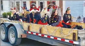  ?? (Courtesy Photo/Mallory Weaver) ?? Members of the Gravette High School senior cheerleadi­ng squad donned antlers, Santa hats and necklaces fashioned of lights and waved to the crowd as they rode along the parade route. The high school band was unable to participat­e this year.