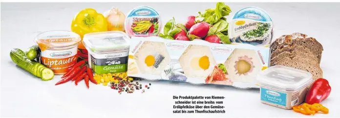  ??  ?? Die Produktpal­ette von Riemenschn­eider ist eine breite: vom Erdäpfelkä­se über den Gemüsesala­t bis zum Thunfischa­ufstrich