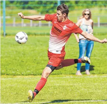  ?? FOTO: ROLF SCHULTES ?? David Berg und der SV Mochenwang­en haben den Klassenerh­alt in der Bezirkslig­a schon am vergangene­n Spieltag endgültig klargemach­t.