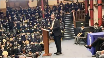  ?? ?? Rabbi Jonny Hughes, who is launching The Abraham Effect to reach Jewish students in non-Jewish schools, addresses Harrow School