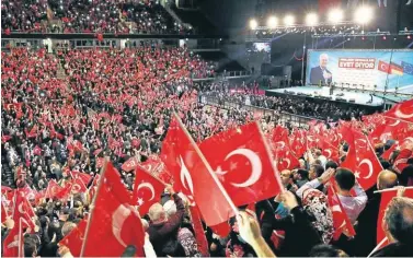  ??  ?? Tausende jubelnder Türken mit Fahnen feierten den türkischen Premier bei dessen Auftritt in Oberhausen.