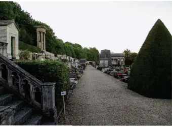  ??  ?? Le cimetière est un lieu prisé des équipes de tournage.