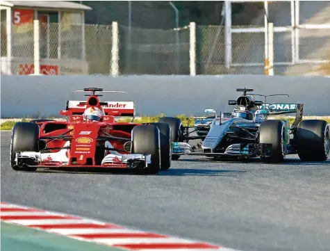  ?? AP ?? In der Formel-1-Saison 2017 möchte Sebastian Vettel mit seinem Ferrari die Mercedes wieder vermehrt hinter sich lassen.