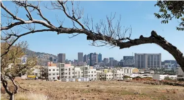  ?? News Agency (ANA) | TRACEY ADAMS African ?? A GUIDED tour of the District Six Land Restitutio­n Housing Project was cancelled at the last minute yesterday.