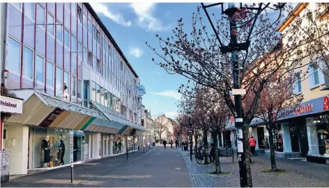  ?? NGZ-FOTO: CARINA WERNIG ?? Wo sonst Hunderte von Kunden auf der Kölner Straße einkaufen, sind wegen des Coronaviru­s nur wenige Geschäfte geöffnet.