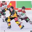  ?? FOTO: DPA ?? Frederik Tiffels (l.) beim Versuch an den Puck zu kommen.