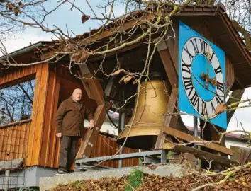  ?? Foto: Werner Glogger ?? Die St. Georg-Glocke im Garten von Georg Beggel wird in der Fernsehsen­dung „Da schau her“über Waltenhaus­en den Ton angeben. Heute Abend ist sie auf a.tv zu sehen.