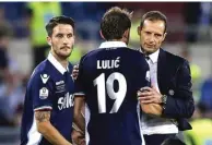  ?? ANGELO CARCONI/EPA ?? SPORTIF: Massimilia­no Allegri menghibur pemain Lazio Senad Lulic.