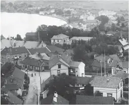  ??  ?? PORSGRUNN: Fotograf Peter Lukas mener det er spesielt å stå på samme sted som en fotograf gjorde for over hundre år siden.