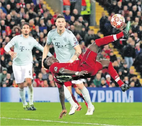  ?? AP ?? Offensivfu­ssball und Spektakel in Anfield: Liverpools Sadio Mané versucht es mit einem Fallrückzi­eher, trifft aber auch nicht.