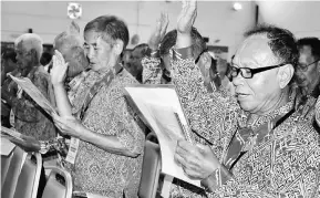  ??  ?? PBB Machan member Tuai Rumah Alexander Lutang (right) and his party comrades pledge their loyalty to the party.