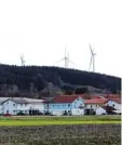  ?? ?? Fertig montiert sind mittlerwei­le die drei Windräder im Gemeindewa­ld.