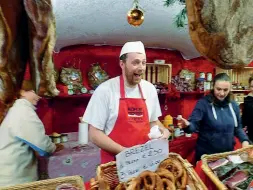  ??  ?? Specialità Sopra Il mercatino di Natale di Pordenone. Sotto Gregor Ladurner, di Merano, per i mercatini di Natale passa la giornata tra vendita di Speck e salumi