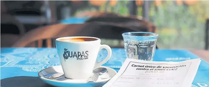  ?? LA VOZ ?? INVITA LA CASA. En un bar de Villa Carlos Paz, quienes presenten el carné de vacunación se llevan un café gratis. Una de varias promocione­s que surgen por estos días para que la campaña llegue a más gente.