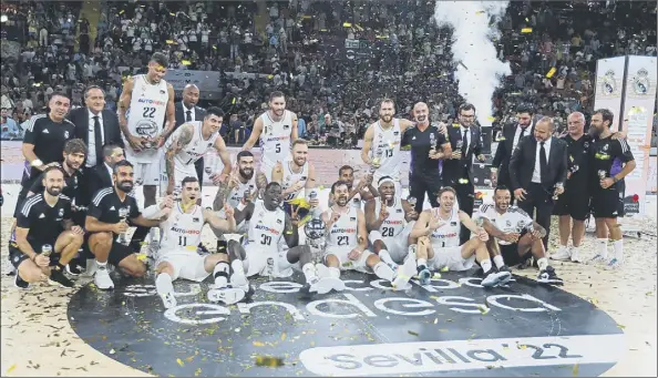  ?? Foto: EFE ?? Los jugadores del Real Madrid, celebrando el título de la Supercopa Endesa conquistad­o ayer en Sevilla ante el Barça