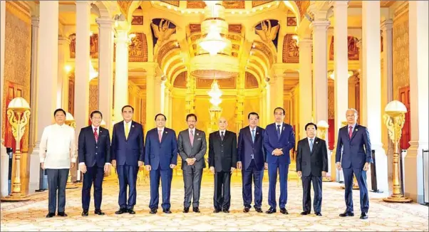  ?? SPM ?? King Norodom Sihamoni (sixth left) receives ASEAN leaders at the Royal Palace in Phnom Penh on November 10, a day ahead of the dual ASEAN summits, as Ukraine signed the Treaty of Amity and Cooperatio­n in Southeast Asia (TAC).