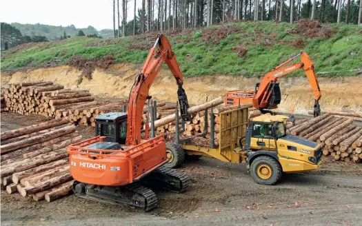  ??  ?? Above left: At the load-out site there’s just two swing machines to service the Bell and road-going log trucks.