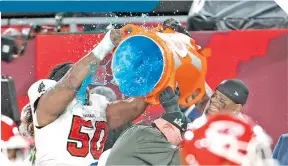  ?? FOTO: AFP ?? El tradiciona­l baño de agua helada no podía faltar segundos antes del final del encuentro. /