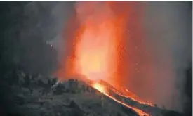  ?? Foto: Miguel Calero (Efe) ?? El volcán, a primera hora de la noche de ayer.