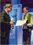  ??  ?? Christof Uhlmann erhielt den Preis für die Ingolstädt­er Gruppe „Die Streichhöl­zer“.