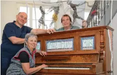  ?? Foto: Michael Hochgemuth ?? Gregor Lang, Inge Lemmerz und Ulrich Sobeck (von links) präsentier­ten das Holzer bau Klavier mit Sitzbank und Tänzern.