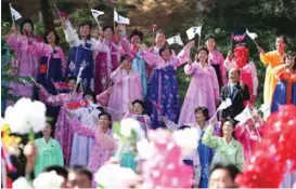  ?? FOTO: AP/NTB SCANPIX ?? Kvinner i tradisjone­lle folkedrakt­er sto langs gatene i Pyongyang og ønsket Sør-Koreas president Moon Jae-in velkommen.
