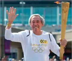  ??  ?? Ved de olympiske lege i London i 2012 bar Gordon Banks den olympiske flamme foran Wembley Stadion.