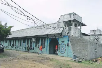  ?? FOTO: EL HERALDO ?? Los reos saltaron el muro principal del penal de Choluteca y se escaparon.