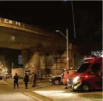  ?? Paulo Whitaker/reuters ?? ■ Policiais observam a coluna do viaduto que foi danificada com a explosão, em Chorozinho (CE)