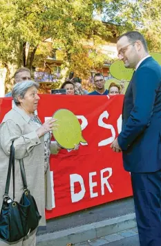  ?? Foto: Annette Zoepf ?? Die Krankensch­wester Ica Fritz ist enttäuscht, dass Bundesgesu­ndheitsmin­ister Jens Spahn, als er in Augsburg war, kaum Zeit für die Forderunge­n der Initiatore­n des bayerische­n Volksbegeh­rens „Stoppt den Pflegenots­tand“hatte.