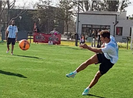  ??  ?? De vuelta en Buenos Aires, “El Cholo” se puso los cortos para jugar con sus hijos y amigos en Delta Fútbol Club, donde el domingo 24 habrá nueva fecha de Pink Soccer.