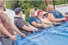  ??  ?? Alles im Griff: Die freiwillig­e Helfer-Crew beim Aufbau des Zirkuszelt­s.