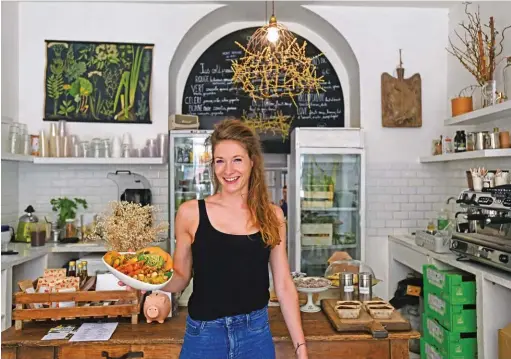  ??  ?? L’Estanco du marché propose une assiette vegan, façon buddha bowl, tous les jours.