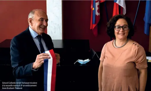  ??  ?? Gérard Collomb remet l’écharpe tricolore à la nouvelle maire du 9e arrondisse­ment Anne Braibant- Thoraval.