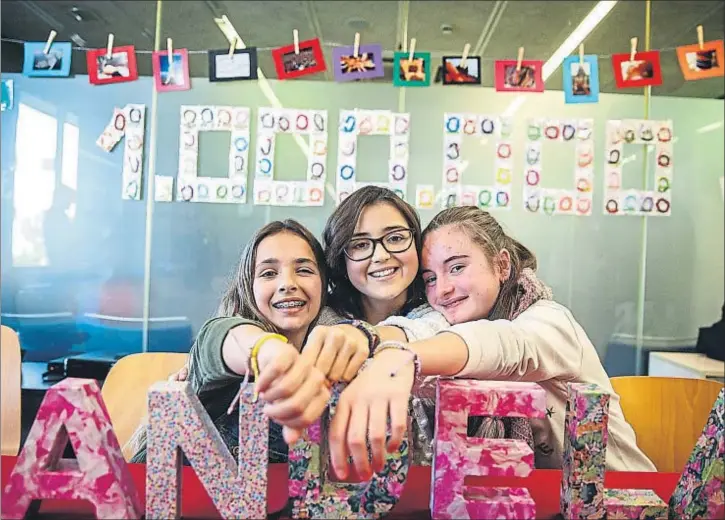  ?? DAVID AIROB ?? Daniela (12 años), Candela (15) y Mariona (12) muestran en sus muñecas las pulseras de nudos de la iniciativa con la que han recogido un millón de euros