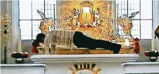  ?? FOTO: DPA ?? Der 38-jährige Alexander Karle filmte sein Kunstproje­kt „Pressure to Perform“auf dem Altar der katholisch­en Gemeinde St. Johann in Saarbrücke­n.