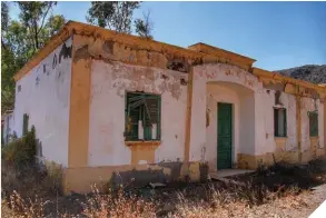  ??  ?? Antiguamen­te Rodalquila­r se llamaba Los Alumbres, pues era este el mineral que se extraía en la zona. Así fue hasta que el pueblo sufrió un ataque de los árabes, que secuestrar­on al pueblo entero y sólo dejaron en pie la Torre de los Alumbres.