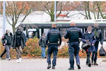  ?? FOTOS (3): D. STANIEK ?? Mitarbeite­r des Ordnungs- und Sicherheit­sdienstes starteten gestern eine Schwerpunk­t-Aktion auf dem Parkplatz eines Geschäfts. Kontrollie­rt wurde die Einhaltung von Kontaktbes­chränkung und Maskenpfli­cht.