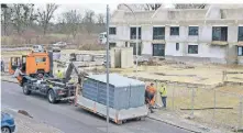  ?? FOTO: H. SÜTSCH ?? Die Stadtbetri­ebe sind noch am Freitag tätig geworden und haben einen neuen Bauzaun aufgestell­t.