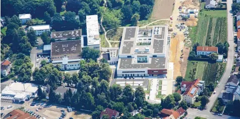  ?? Foto: Erich Echter ?? Das neue Aichacher Krankenhau­s (Bildmitte). Es ist direkt neben dem Altbau entstanden. Der Umzug der Patienten ist Ende Oktober geplant.