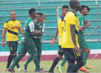  ??  ?? FESTEJO. Joshua Vargas celebra su gol sobre el Atlético Choloma.