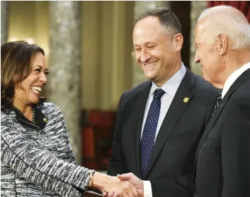  ?? DR ?? A senadora Kamala Harris (à esquerda) e o antigo Vice-Presidente Joe Biden apertam as mãos