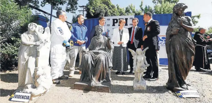  ??  ?? En noviembre pasado la PDI llegó al fundo de Raúl Schüler, en San Francisco de Mostazal, e incautó una serie de esculturas y piezas con alto valor histórico.