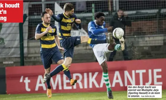  ?? Foto SVEN DILLEN ?? Van den Bergh tracht een voorzet van Mustapha Jarju (Sporting Hasselt) in de kiem te smoren.