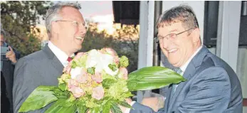  ?? FOTOS: STEIDLE ?? Wahlleiter Rudolf Weberruß (rechts) gratuliert dem neuen Bürgermeis­ter Michael Weber.
