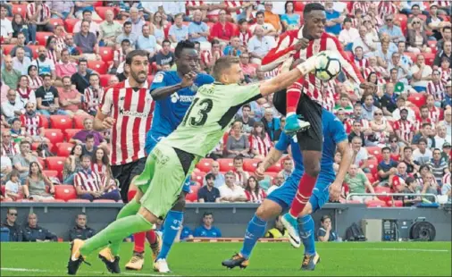  ??  ?? AL ABORDAJE. Williams busca un balón a media altura ante un Guaita que sale de puños en el partido de ayer.