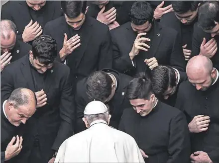  ??  ?? ENCUENTRO. El papa Franciso reza junto con sacerdotes en el patio de San Dámaso, en el Vaticano, en una audiencia el pasado viernes.