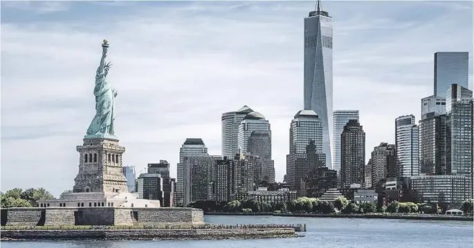  ??  ?? La Estatua de la Libertad con el One World Trade Center de fondo, en Nueva York.