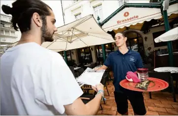  ?? (Photos Camille Dodet) ?? À Saint-Raphaël et Fréjus, de nombreux restaurate­urs cherchent encore du personnel. Des postes de « runner » sont notamment à pourvoir.